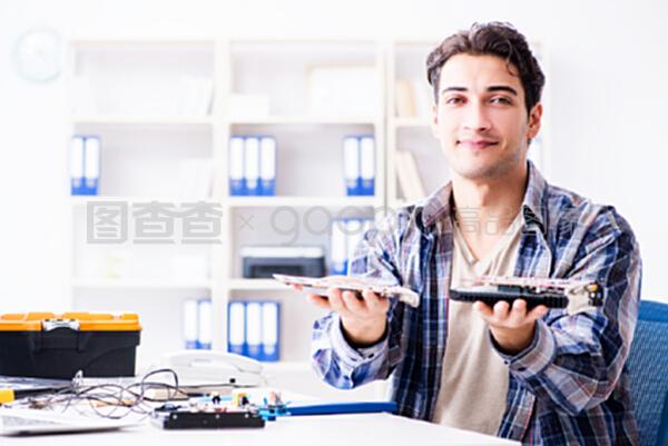 维修车间里的计算机专家 专业修理工如何让机器重获新生